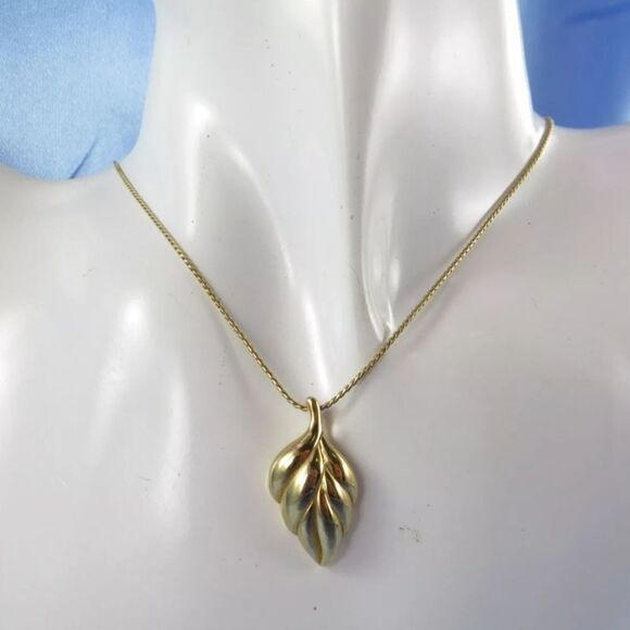 Vintage Signed Crown Trifari Leaf Pendant Necklace Gold-Tone Dainty Leaves - Picture 9 of 10
